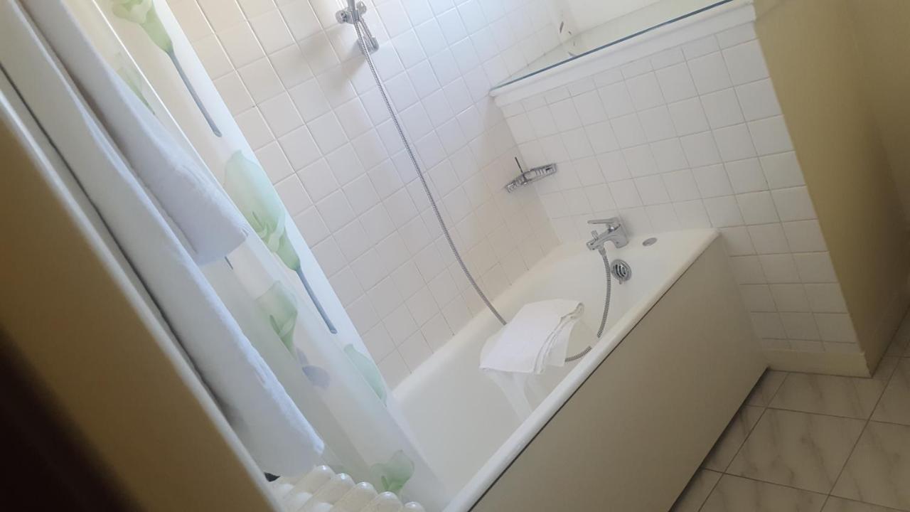 ריימס Hotel De La Cloche Sp מראה חיצוני תמונה