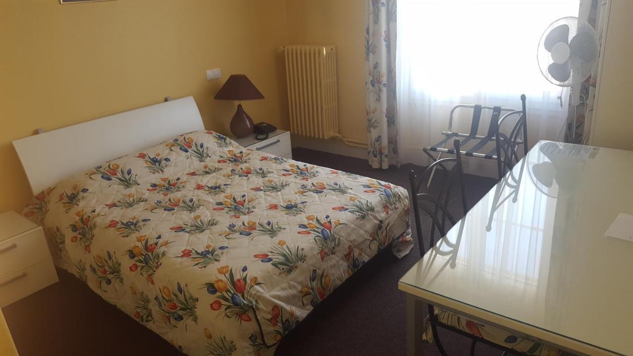 ריימס Hotel De La Cloche Sp מראה חיצוני תמונה