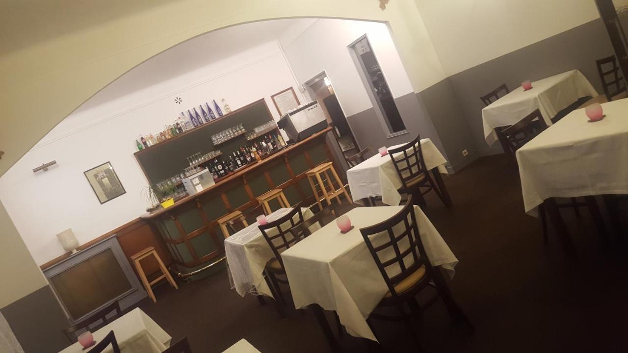 ריימס Hotel De La Cloche Sp מראה חיצוני תמונה