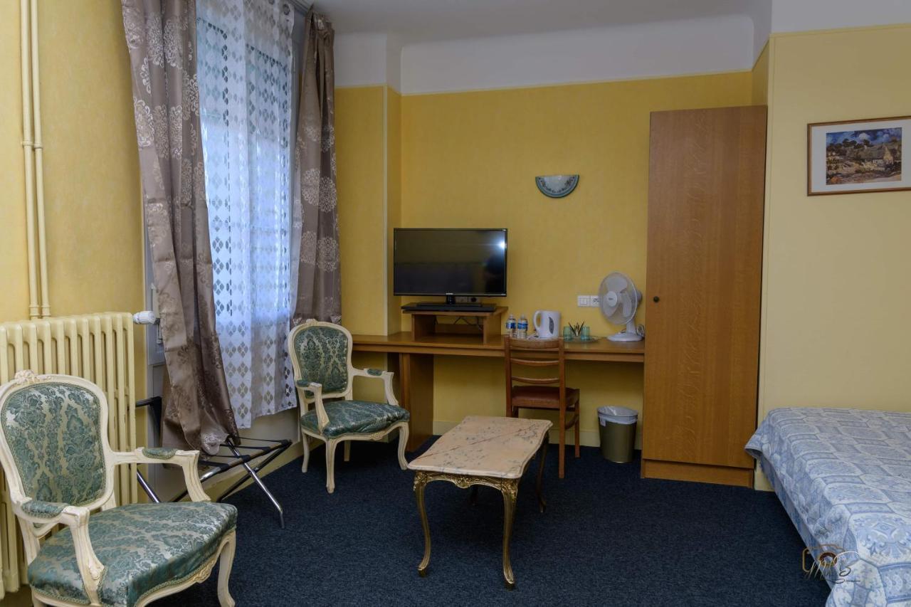 ריימס Hotel De La Cloche Sp מראה חיצוני תמונה